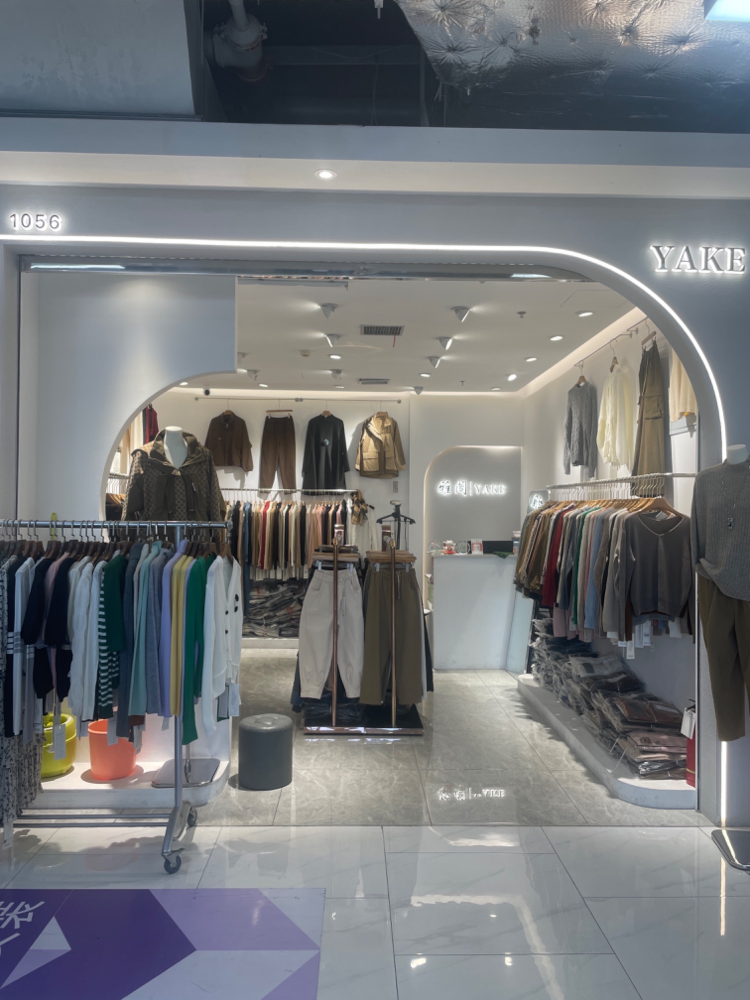 YAKE雅阁 2 档口微信二维码及货源实拍 YAKE雅阁 1 档口微信二维码及货源实拍