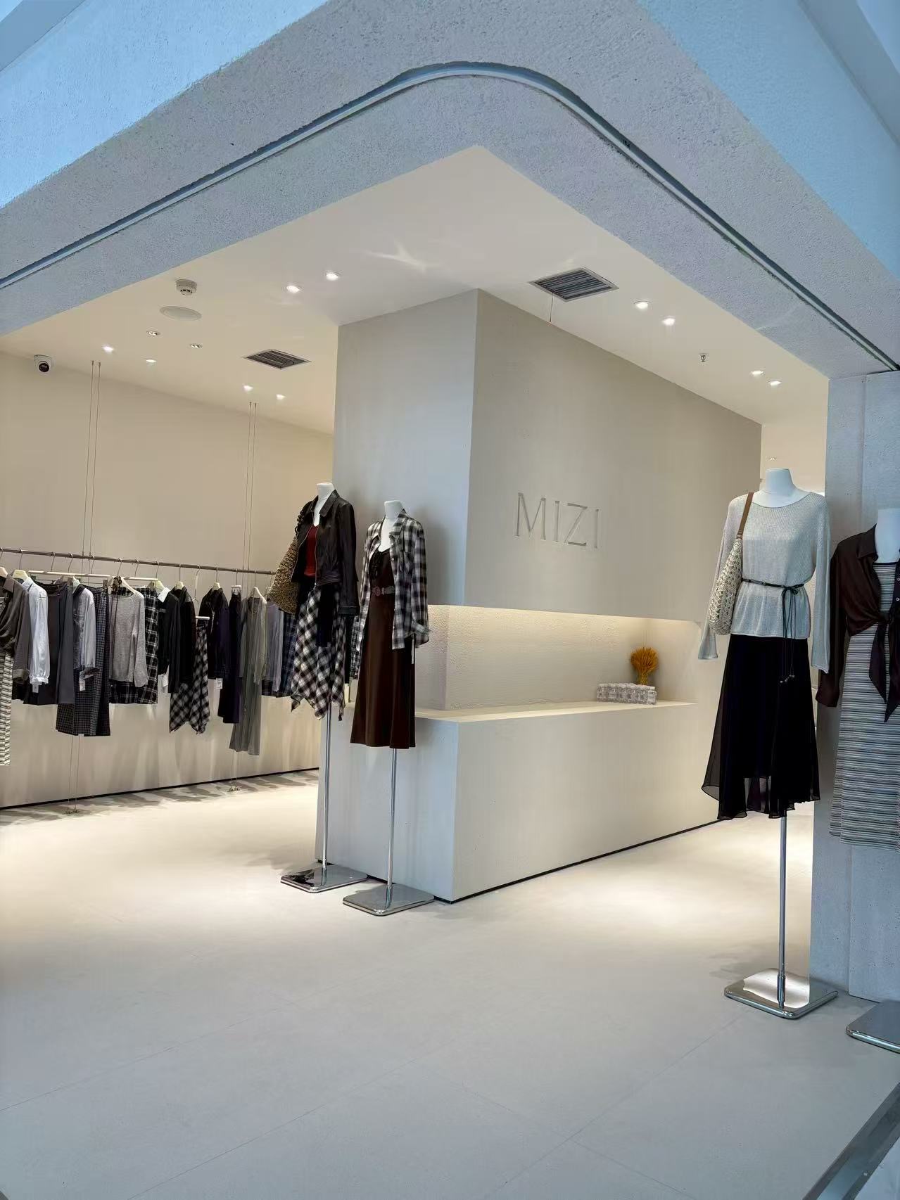 MI ZI 9意法 档口微信二维码及货源实拍