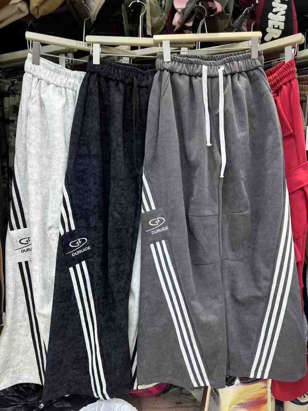 依妍服饰-南城一楼C226-1 产品图
